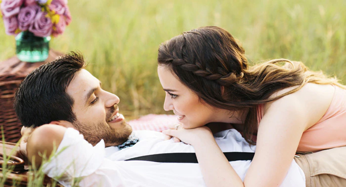 అబ్బాయిలు వయసు ఎక్కువ ఉన్న అమ్మాయిలతో ఎందుకు ప్రేమలో పడతారో తెలుసా?