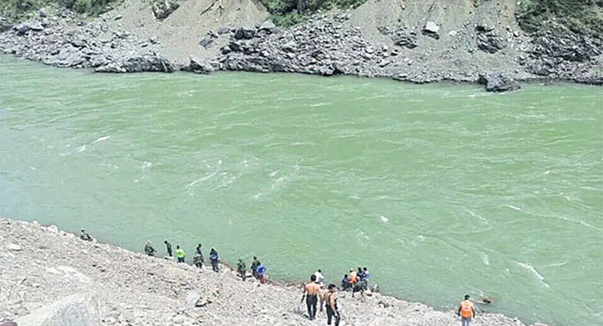 అప్పులు ఎగ్గొట్టడానికి మాష్టర్ ప్లాన్.. పోలిసుల ఎంట్రీ తో ప్లాన్ రివర్స్…?