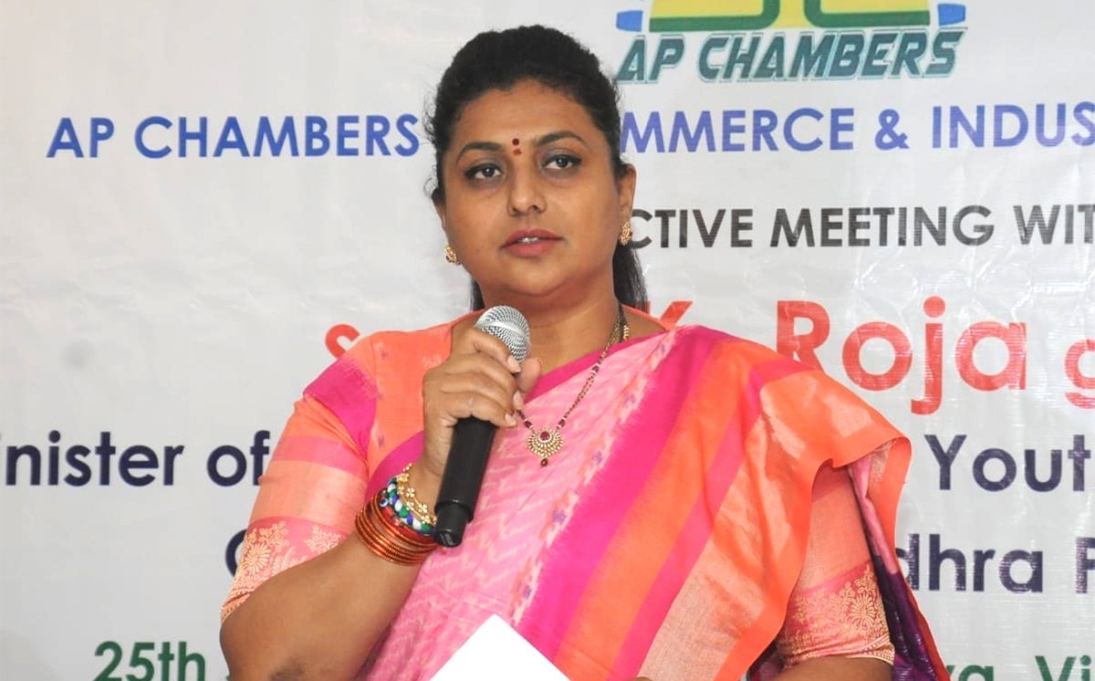 రోజాగారు గమనిస్తున్నారా.. అలాంటి వాళ్లతో విమర్శలు అవసరమా?