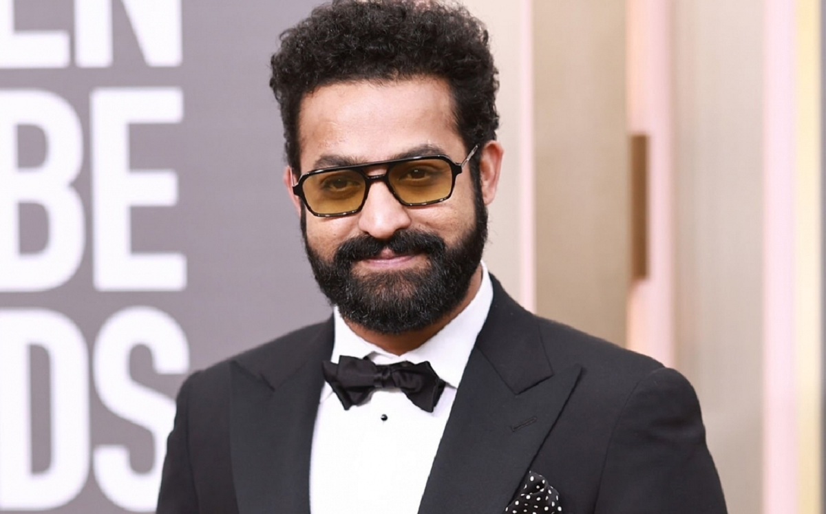 గోల్డెన్‌ గ్లోబ్‌ అవార్డుల రెడ్‌ కార్పెట్‌లో  తారక్‌ లుక్‌ అదుర్స్