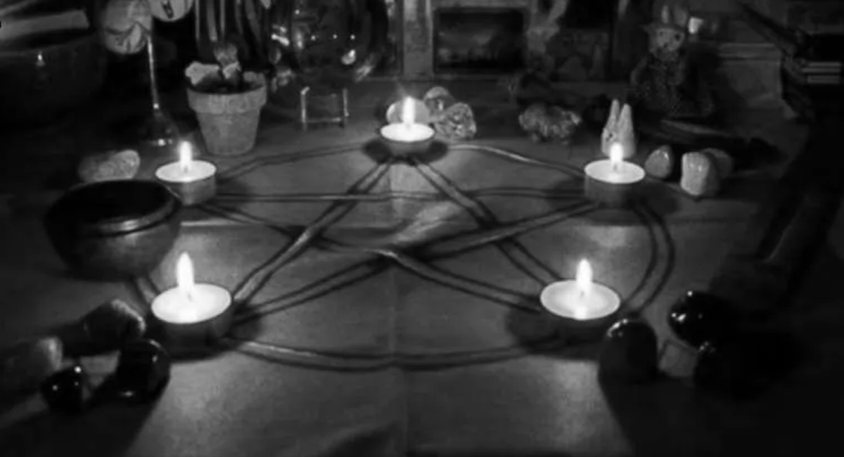 పూడ్చిపెట్టిన కుమారుడి శవానికి పూజలు చేసిన తల్లిదండ్రులు.. పోలిసుల ఎంట్రీతో ప్లాన్ రివర్స్..?