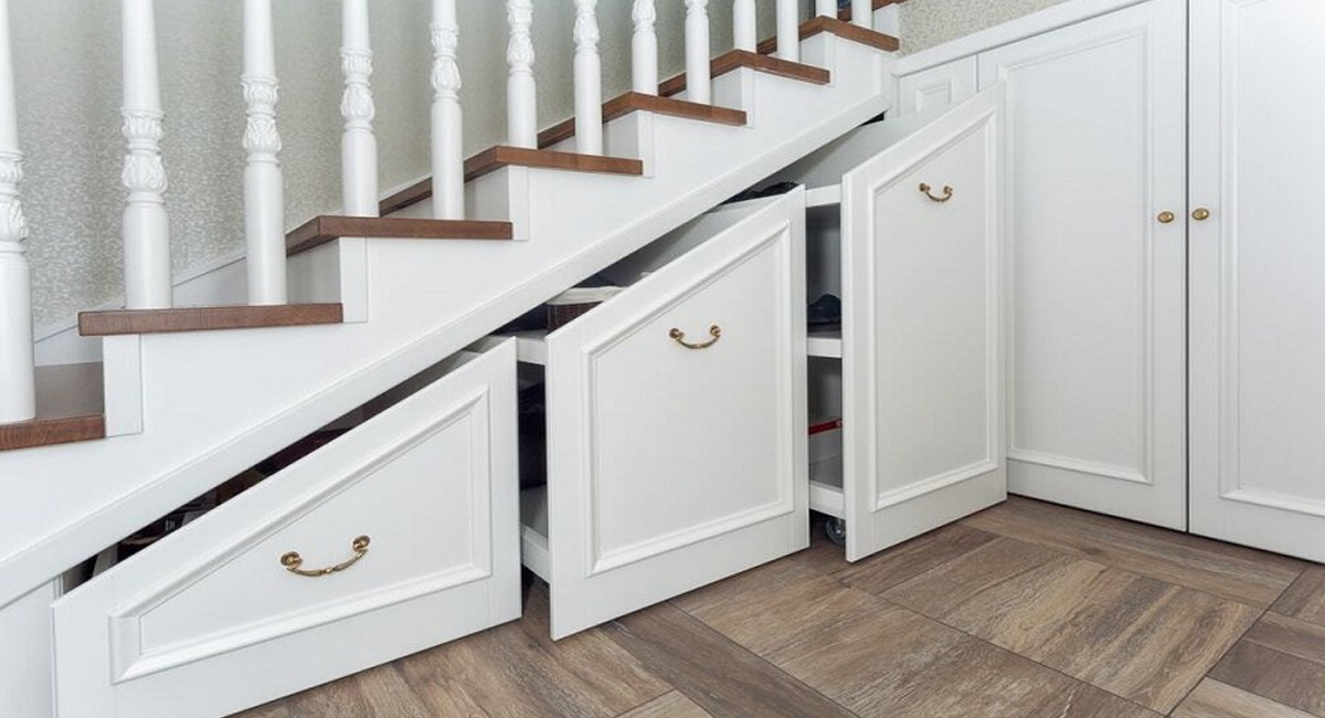 మెట్ల కింద వీటిని ఉంచితే నెగిటివ్ ఎనర్జీ వల్ల సమస్యలు మొదలవుతాయి…?