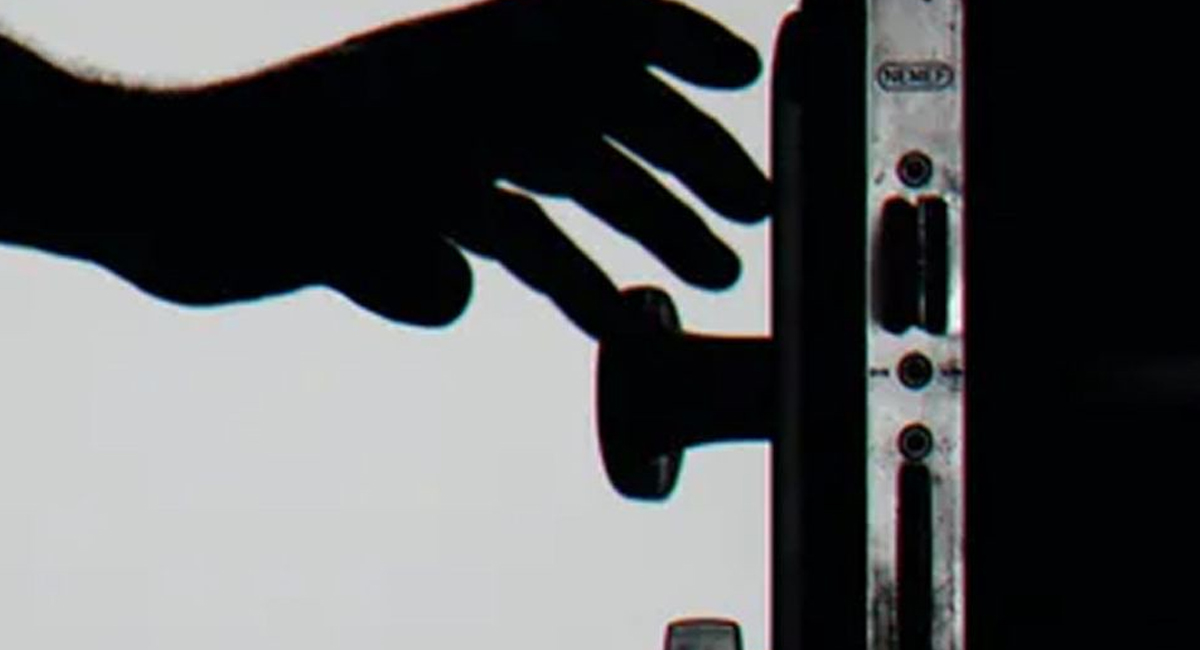 పోలీస్ ఆఫీసర్ ఇంట్లో దొంగతనం.. దొంగల్ని పట్టుకోవడానికి ఆ పోలీస్ చేసిన పని తెలిస్తే షాక్..?