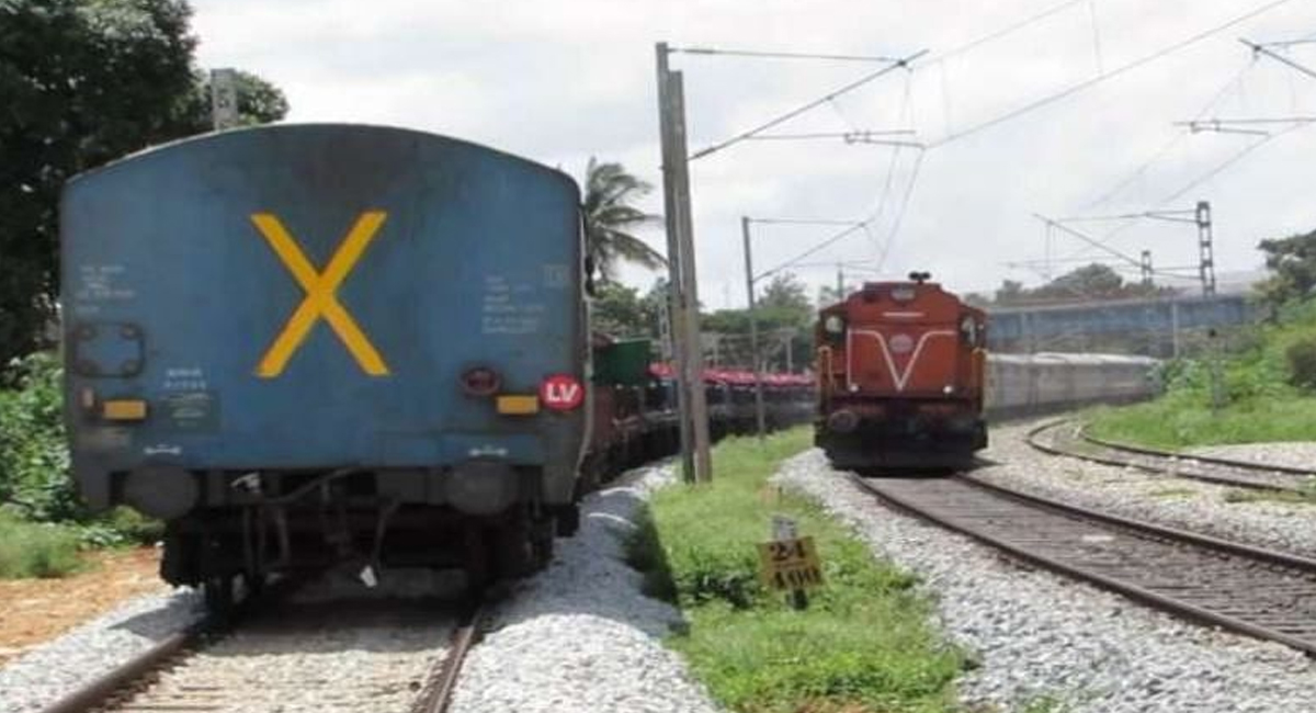 రైలు చివరి బోగి వెనుక ‘ X ‘ అనే సింబల్ ఎందుకు రాస్తారో తెలుసా..?