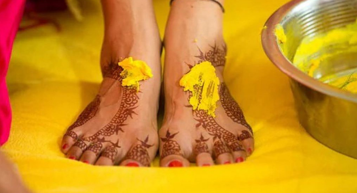 కాళ్లకు పసుపు రాసుకొనే మహిళలు ఈ విషయాలు తప్పక తెలుసుకోవాలి…?