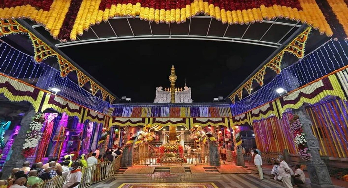 తెలుగు రాష్ట్రాలలో ఘనంగా వైకుంఠ ఏకాదశి వేడుకలు.. కిక్కిరిసిపోయిన ఆలయాలు!