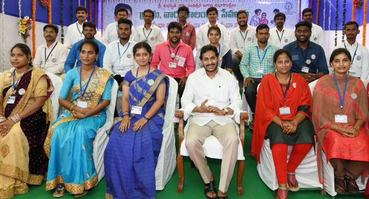 ఏపీలోని వాలంటీర్ వ్యవస్థ వల్ల సీఎం జగన్ కు లాభమా? నష్టమా?