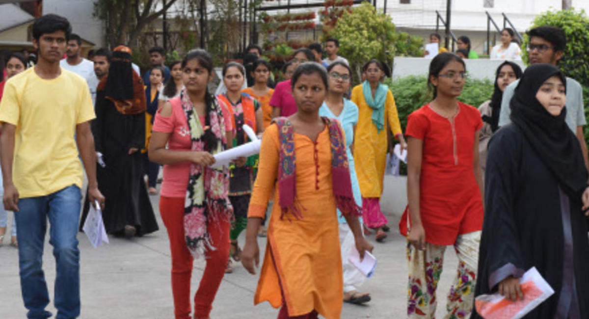 వాలంటీర్లు ప్రభుత్వ ఉద్యోగులు కాబోతున్నారా.. సీఎం జగన్ ప్లాన్ ఇదేనా?