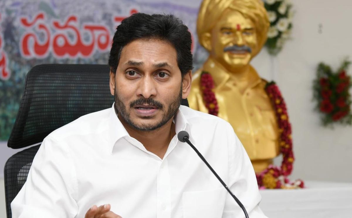 వైసీపీ ఎమ్మెల్యేల కొంప ముంచనున్న స్థానచలనం.?