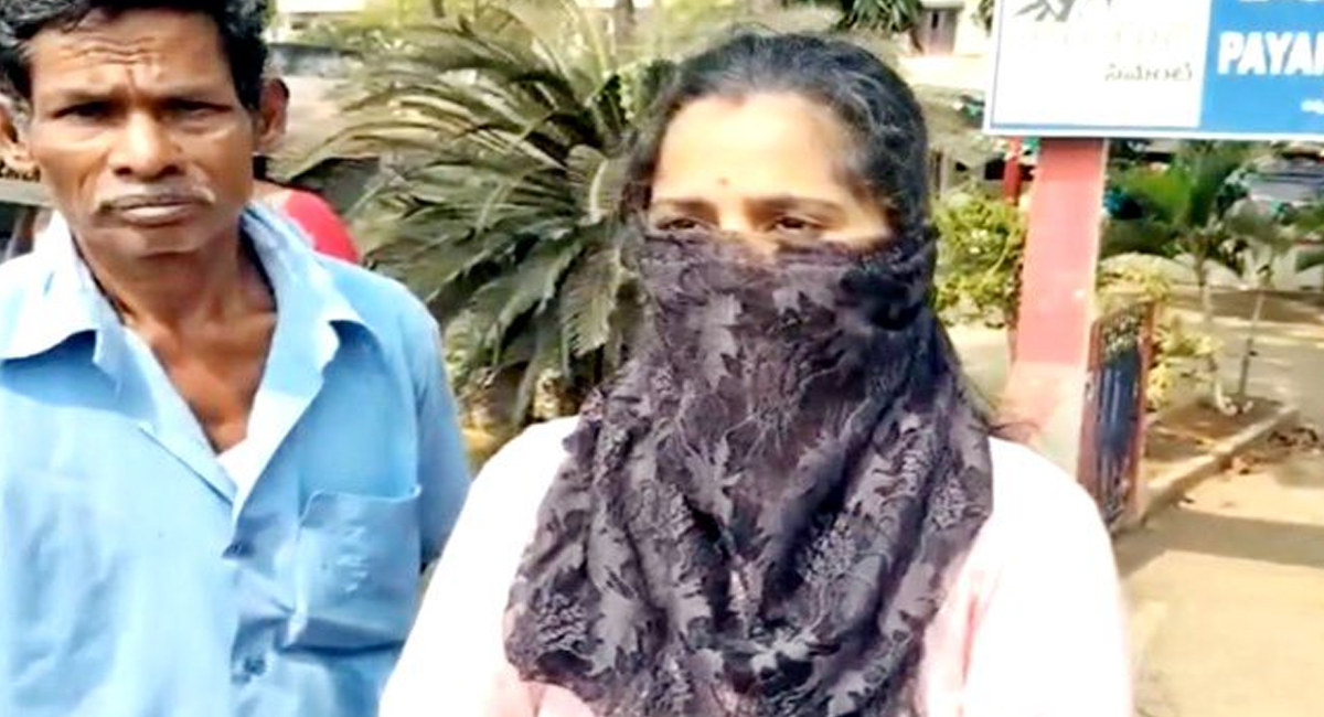 మహిళను వేదింపులకు గురిచేసిన వీఆర్వో… దేహశుద్ది చేసిన బాధితురాలు..!