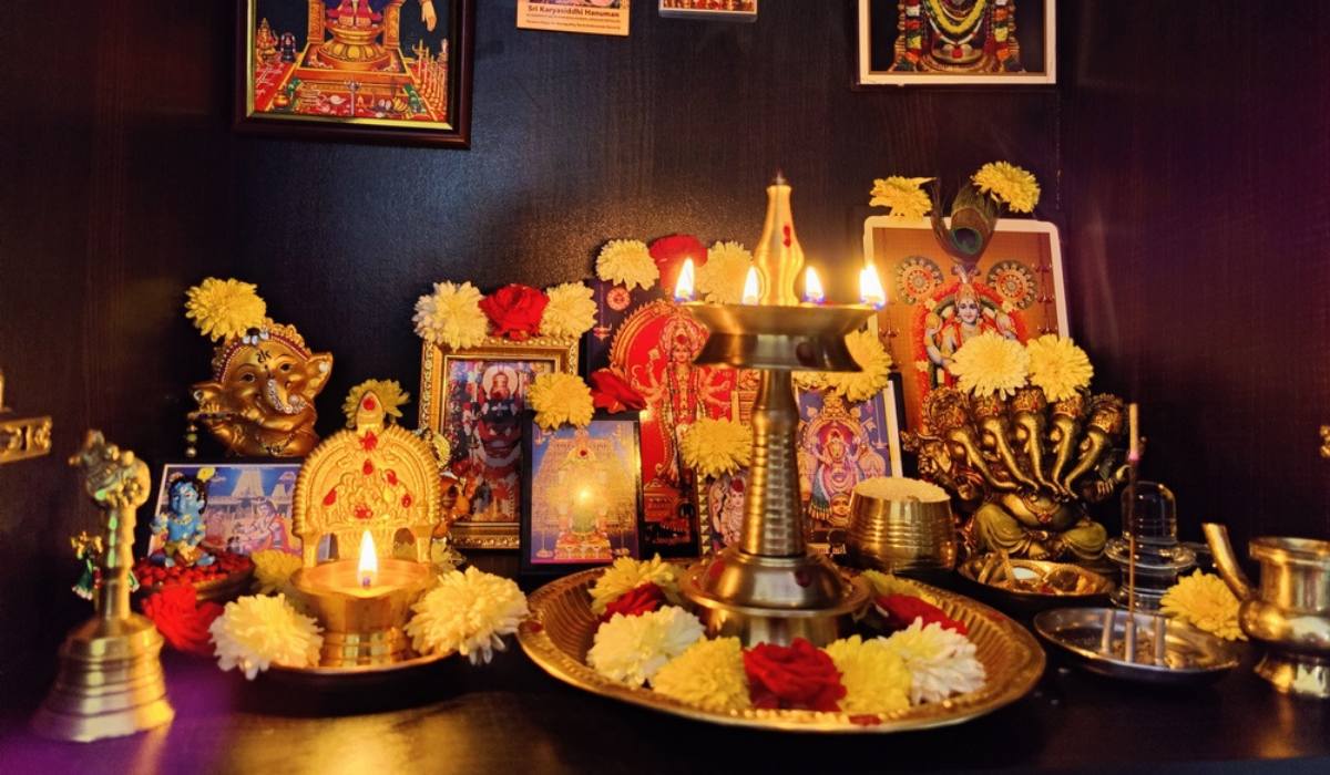 సిరిసంపదలతో తూలుతూగాలంటే పూజ గదిలో ఈ వస్తువులు తప్పనిసరి!