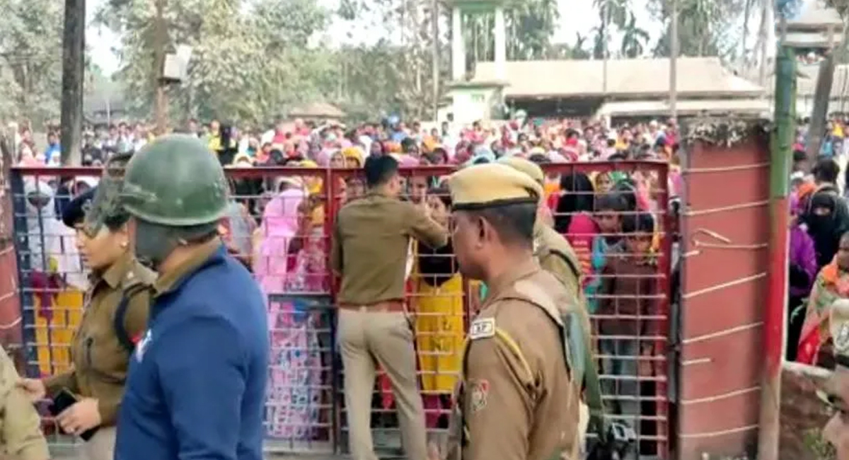 భర్తల కోసం రోడ్లపైకి వచ్చిన భార్యలు… అసలేం జరిగిందంటే?