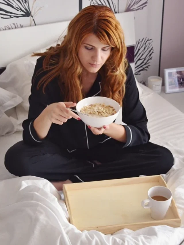 మంచంపై కూర్చుని నిజంగానే భోజనం చేయకూడదా… చేస్తే ఏమవుతుందో తెలుసా?