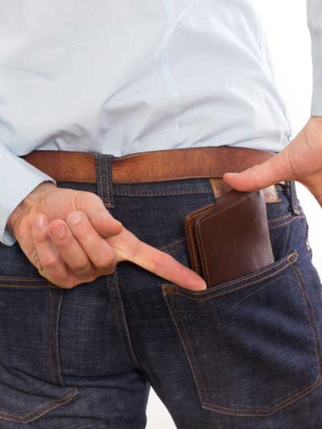 అబ్బాయిలు ప్యాంట్ వెనక జేబులో పర్స్ పెట్టుకుంటున్నారా… ఈ సమస్యలు తప్పవు!