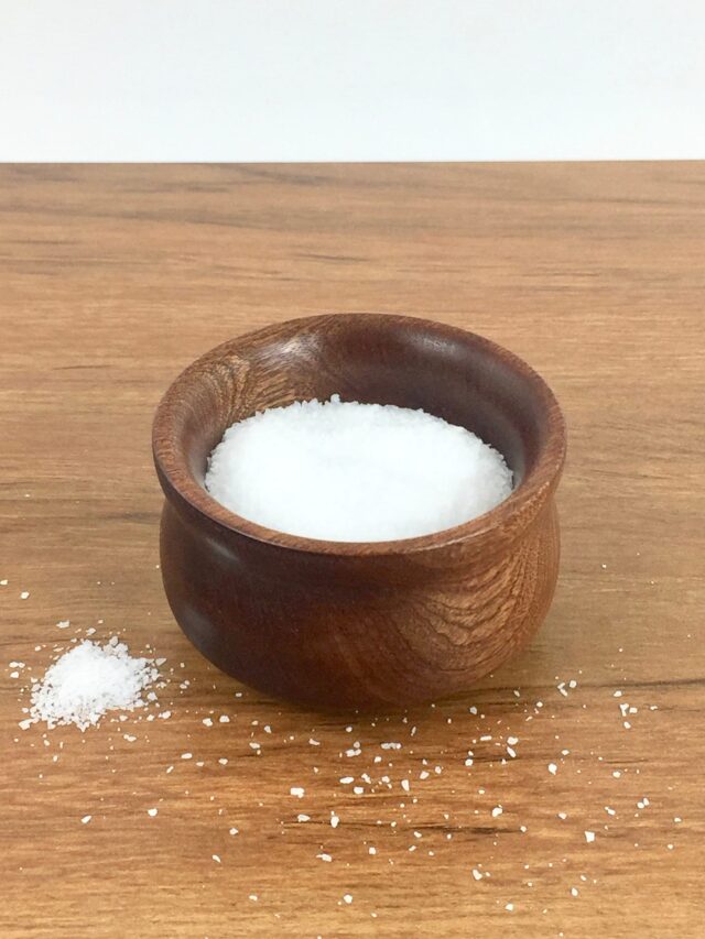 ఉప్పు డబ్బాలో ఈ మూడు వస్తువులను ఉంచితే ఆ లక్ష్మీదేవి అనుగ్రహం మీ పైనే!