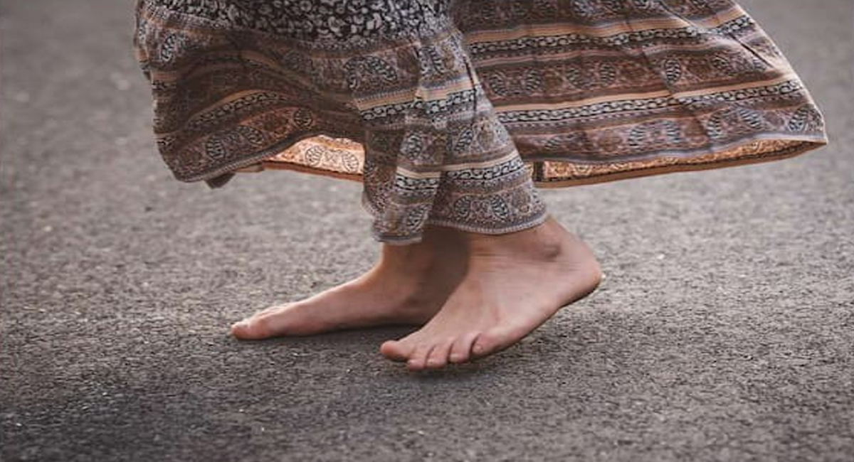 కాళ్లు పగుళ్ళ సమస్యతో ఇబ్బంది పడుతున్నారా… కొబ్బరి నూనెతో సమస్యకు చెక్ పెట్టండిలా!