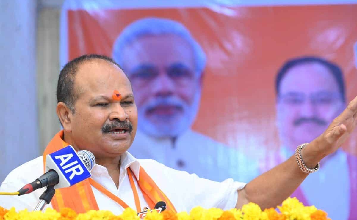 హాట్ టాపిక్: కన్నా ఫ్యాన్ కిందికి చేరితే..?