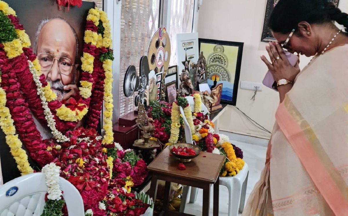 కళాతపస్వి కుటుంబ సభ్యులకు కృష్ణంరాజు సతీమణి పరామర్శ