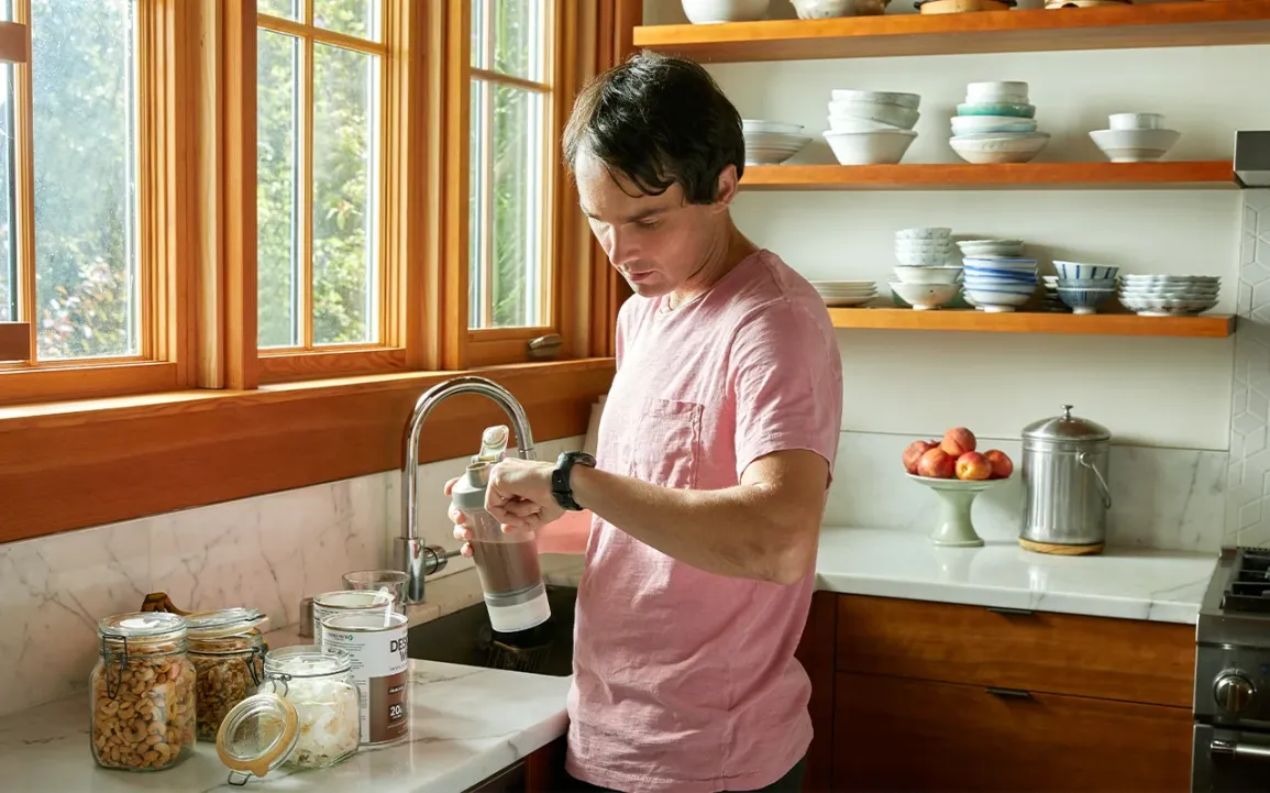 man-intermittent-fasting-watch-1296x728-header