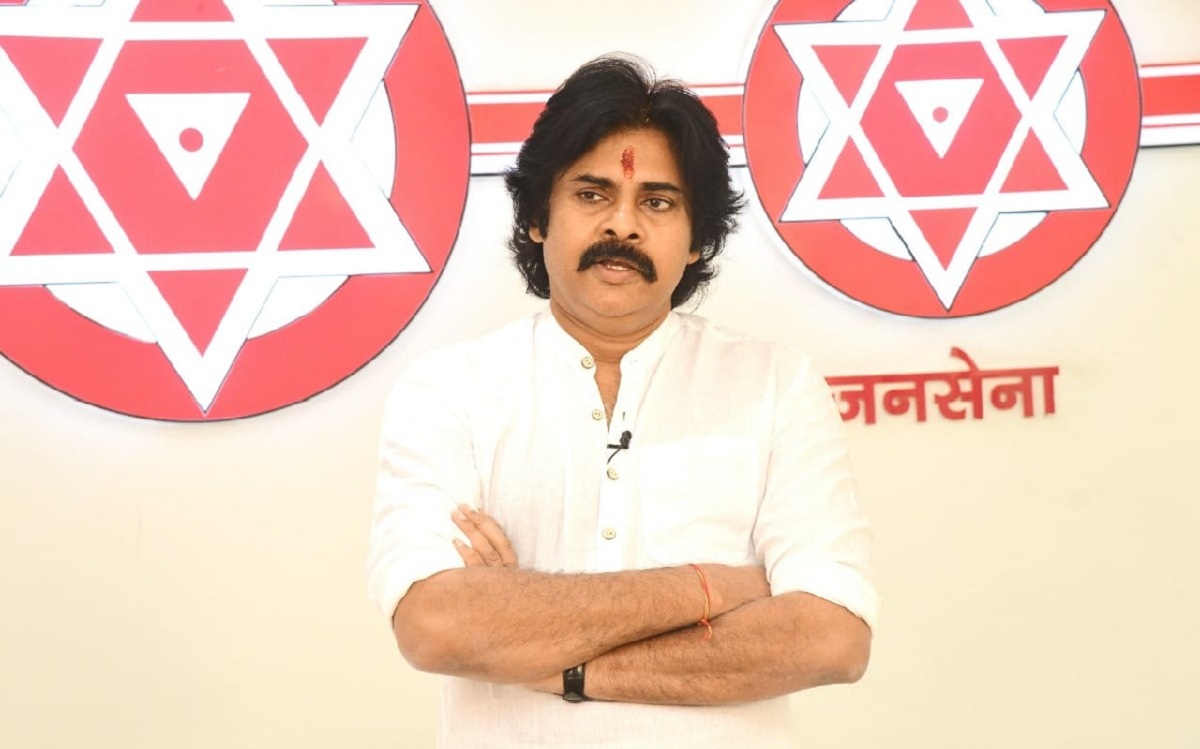 పవన్ ఫ్యాన్స్ కు ఏబీఎన్ ఆర్కే భయపడ్డాడా.. అందుకే అలా క్షమాపణలు చెప్పాడా?