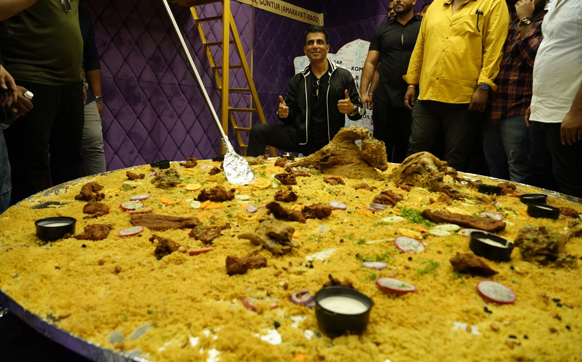 సోనూ సూద్ హార్ట్ ఎంత పెద్దదో మేము ప్రారంభిస్తున్న మండి ప్లేట్ అంతే పెద్దది