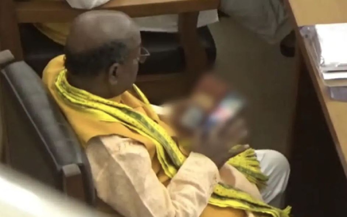 ధర్మం ధర్మం: అసెంబ్లీలో పోర్న్ చూస్తున్న బీజేపీ ఎమ్మెల్యే!