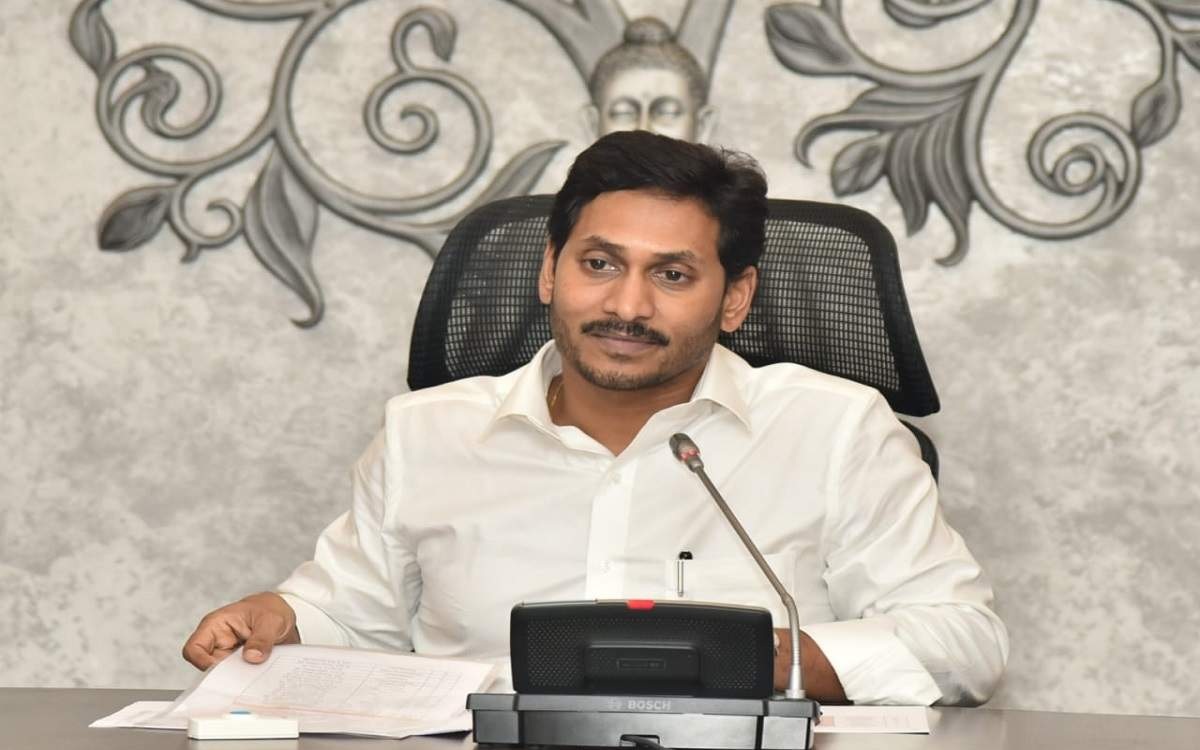 వైసీపీ పతనానికి జగన్ చేస్తున్న ఈ తప్పులే కారణం.. ఆ విషయాల్లో మారాల్సిందేనా?