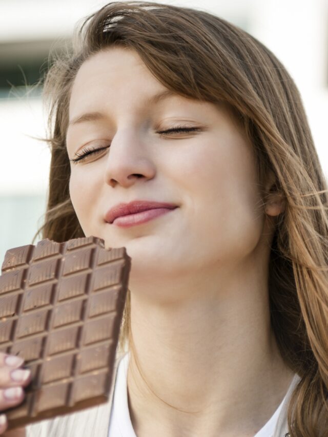 చాక్లెట్లను ఈ విధంగా తింటున్నారా? మీ ఆరోగ్యం ప్రమాదంలో పడుతోంది జాగ్రత్త!