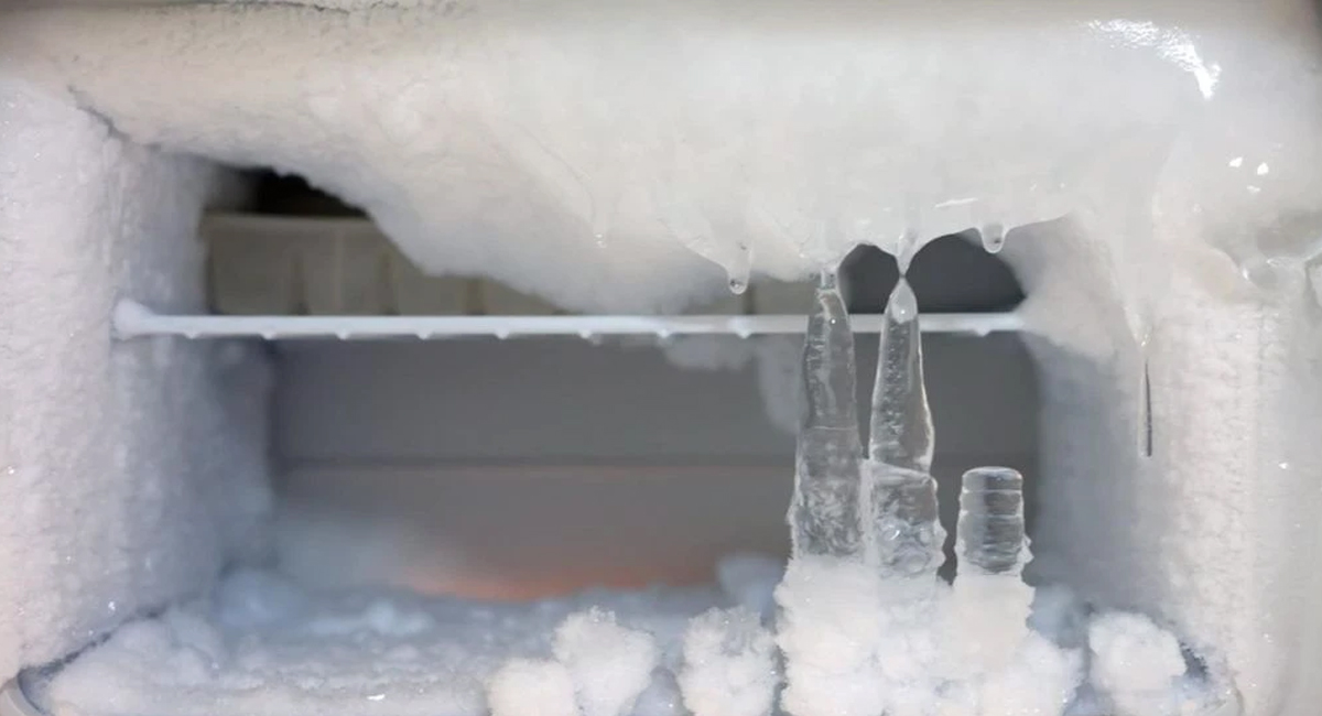 ఫ్రిడ్జ్ లో కొండలా పేరుకుపోయిన ఐస్ తొలగించడానికి ఇబ్బంది పడుతున్నారా…ఇలా చేస్తే చాలు!