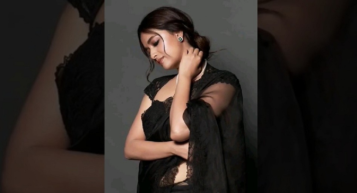 నల్లని చీరలో కీర్తి అందాలు.. అద్బుతహా..