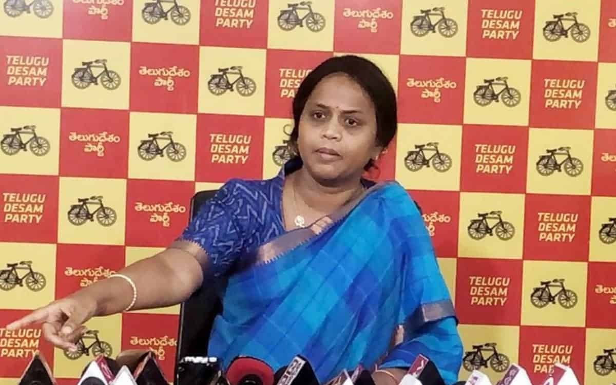 అనురాధకు ఒమెన్స్ డే గిఫ్ట్ ఇస్తున్న బాబు!