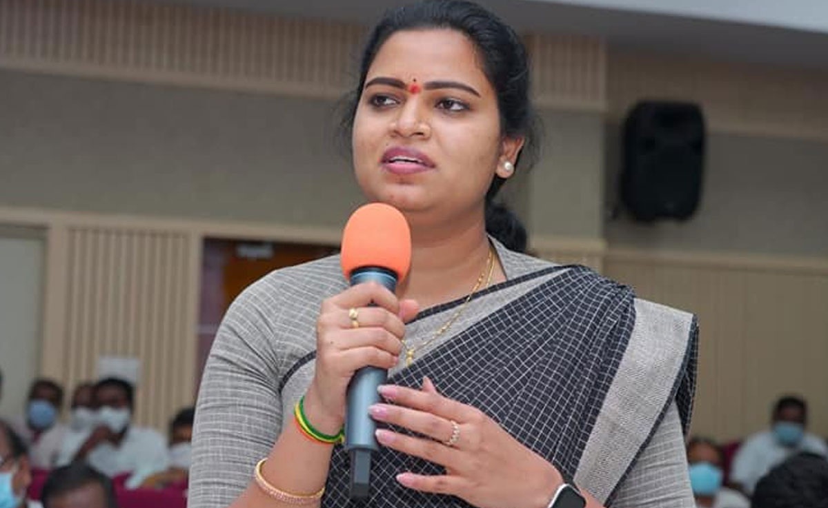 విడదలకు విడుదల: నక్కతోక తొక్కిన రజనీ!