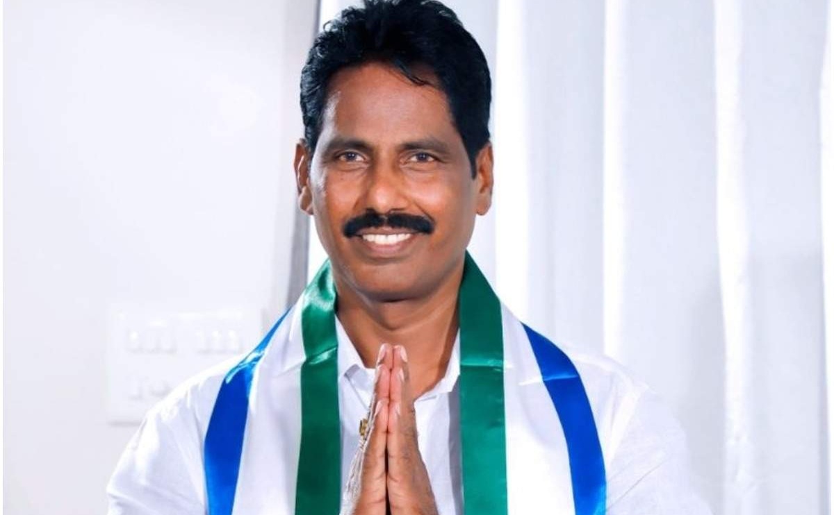 వైసీపీ ఎమ్మెలేకు ఆఫర్: 200 కోట్లా.. జగనా..?