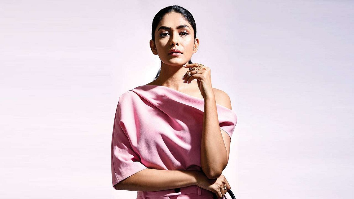 తన రిలేషన్ షిప్ స్టేటస్ పై ఓపెన్ అయ్యిన మృణాల్ ఠాకూర్..!