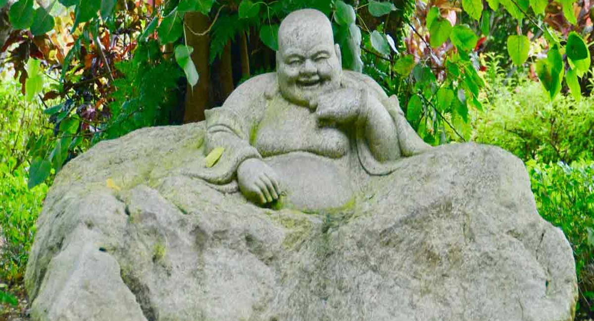 ఇంట్లో లాఫింగ్ బుద్ధా ఉంటే ఇన్ని లాభాలా.. ఏ దిక్కులో ఉంటే బెనిఫిట్ అంటే?