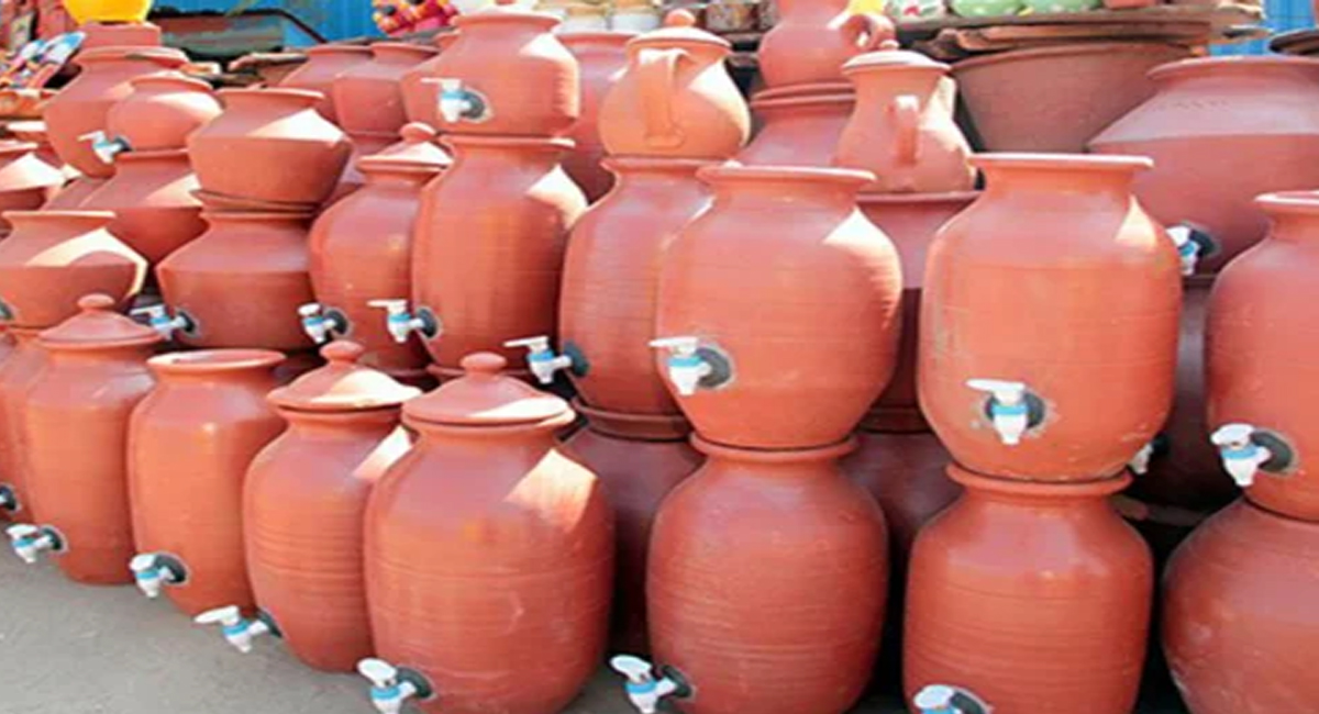 మట్టికుండలోని నీళ్లు తాగేవాళ్లకు షాకింగ్ న్యూస్.. ఇలా మాత్రం తాగొద్దంటూ?