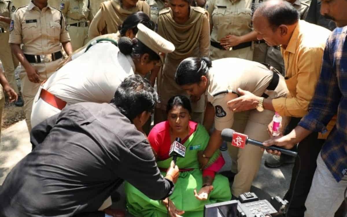 షర్మిల, విజయమ్మ.. ‘పోలీస్’ చెంప పగలగొట్టారు.!