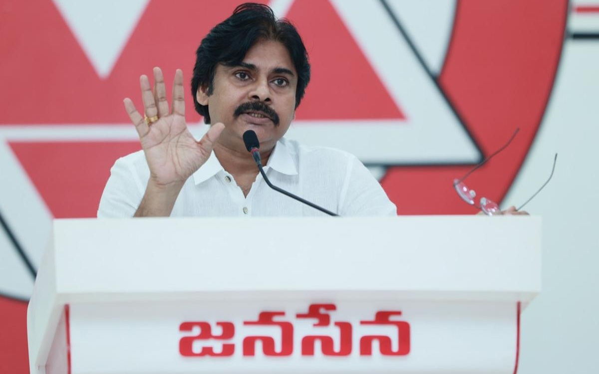 పవన్ కు కేజ్రీవాల్ కి ఎంతతేడా..? అంత తేడా..!