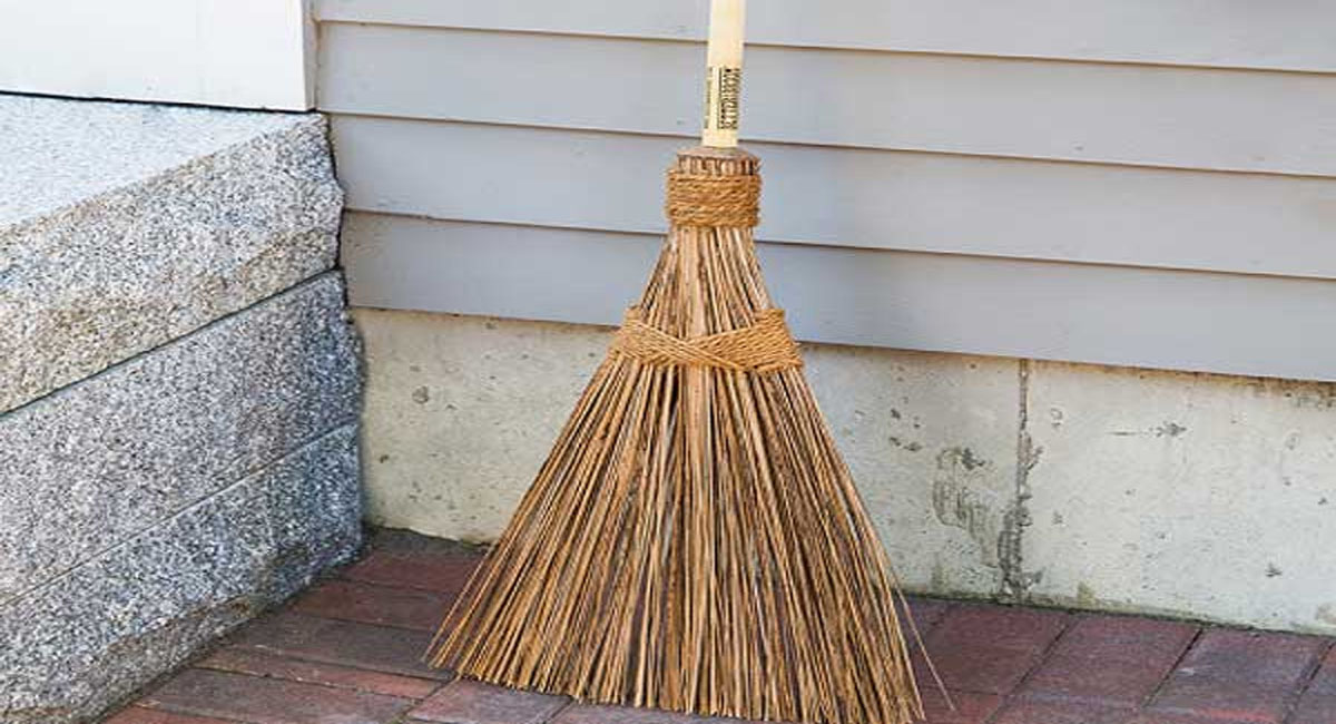 ఇంట్లో చీపురును ఎక్కడ ఏ విధంగా పెట్టాలో తెలుసా.. ఆ తప్పులు చేయొద్దంటూ?