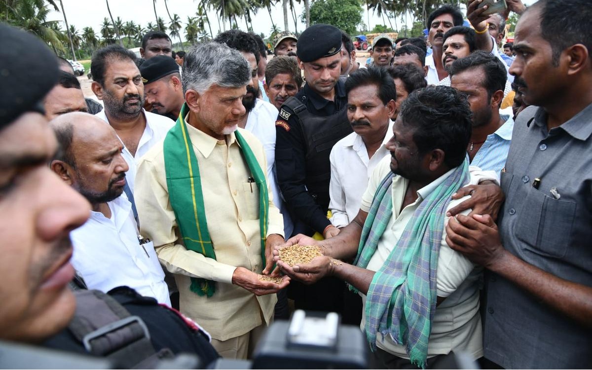 రైతులు – జగన్… మధ్యలో చంద్రబాబు హాస్యం!