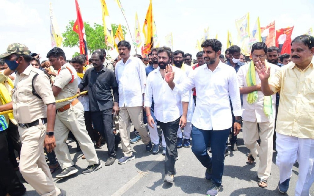 లోకేష్ పాదయాత్రలో జనసేన జెండాల హంగామా.!