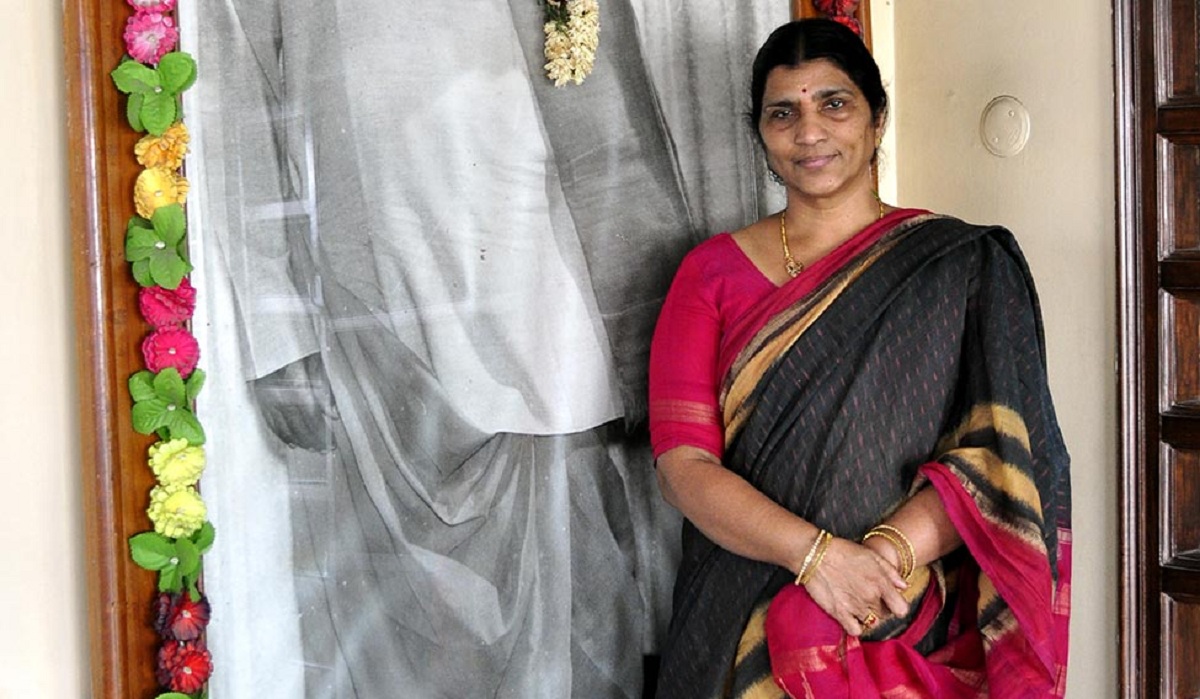 రామోజీ కాళ్లు పట్టుకున్న నందమూరి లక్ష్మీపార్వతి!