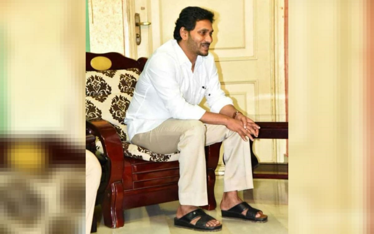 జగన్ పాదరక్షలపై తమ్ముళ్లు ఆసక్తి!