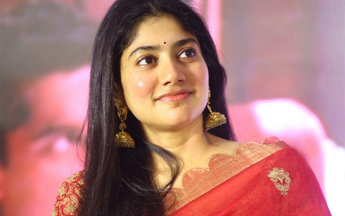 క్రేజీ అప్డేట్ : బాలీవుడ్ స్టార్ హీరో కొడుకుతో సాయి పల్లవి..!