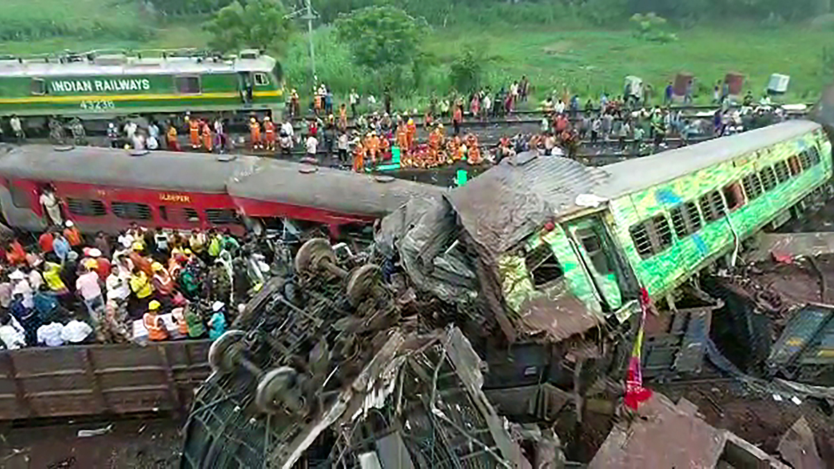 రైలు ప్రమాదం.! అలా జరగడానికి ఛాన్సే లేదు.!