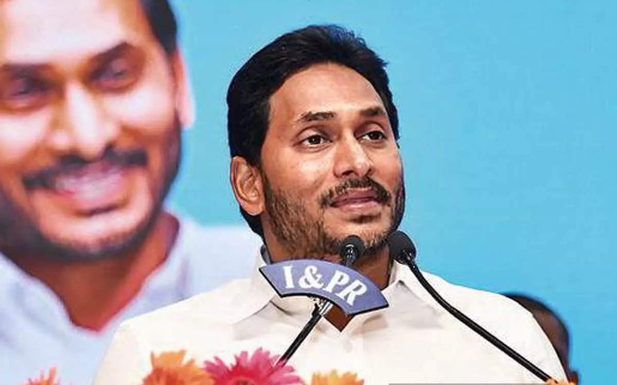 ఎఫెన్స్ ఆడుతున్న జగన్… గుడివాడ గాలి తగిలిందా?