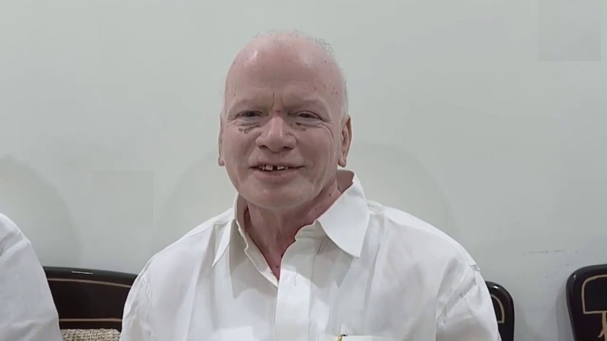 గోడ మీద పిల్లి.! దూకెయ్యడం తప్పదేమో.!