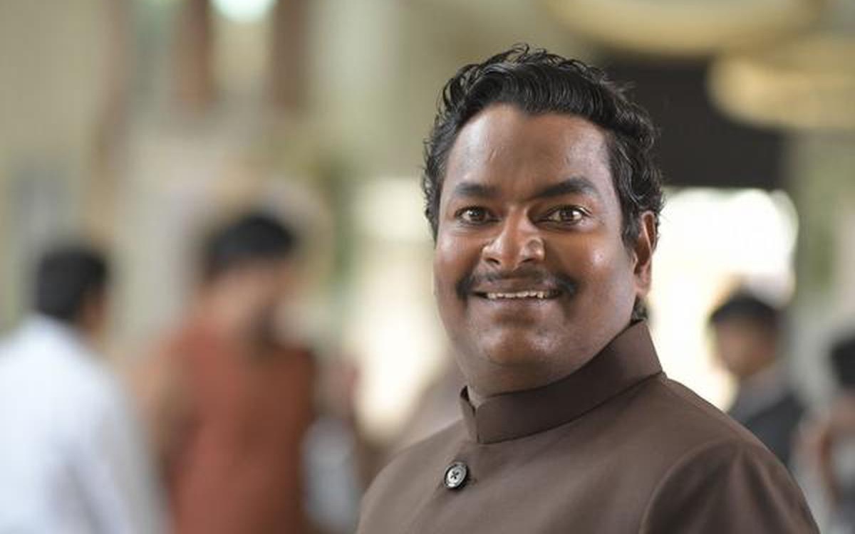 కమెడియన్ మీద పడి ఏడుస్తారెందుకు.?