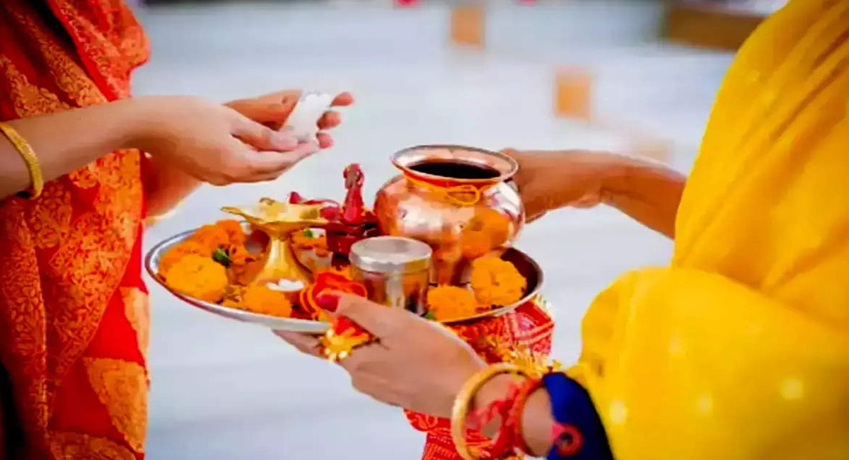 గుడిలో తీర్థం తీసుకున్న తర్వాత చెయ్యకూడని తప్పులు ఇవే.. అలా చేస్తే మాత్రం నష్టమంటూ?