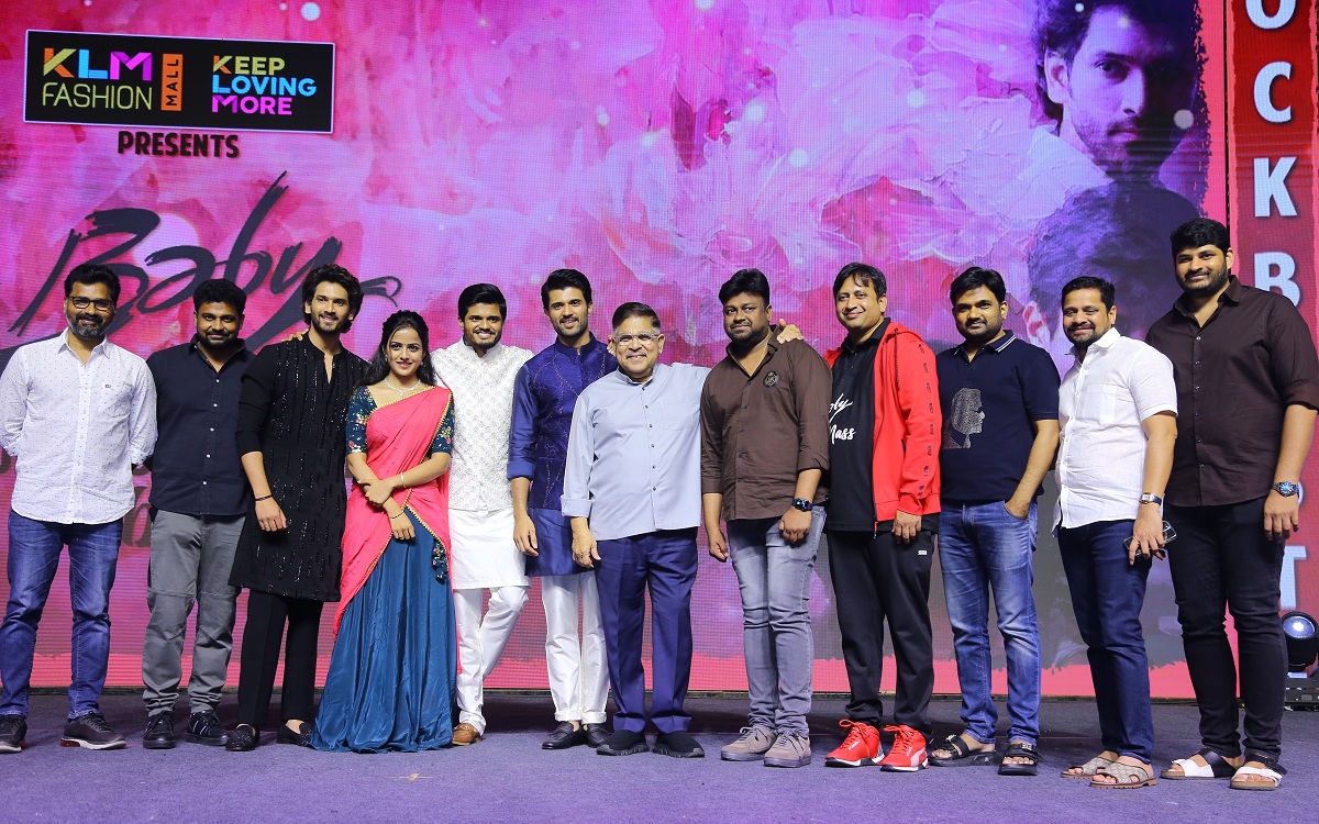 సక్సెస్ సెలెబ్రేషన్స్ ఈవెంట్ లో విజయ్ దేవరకొండ